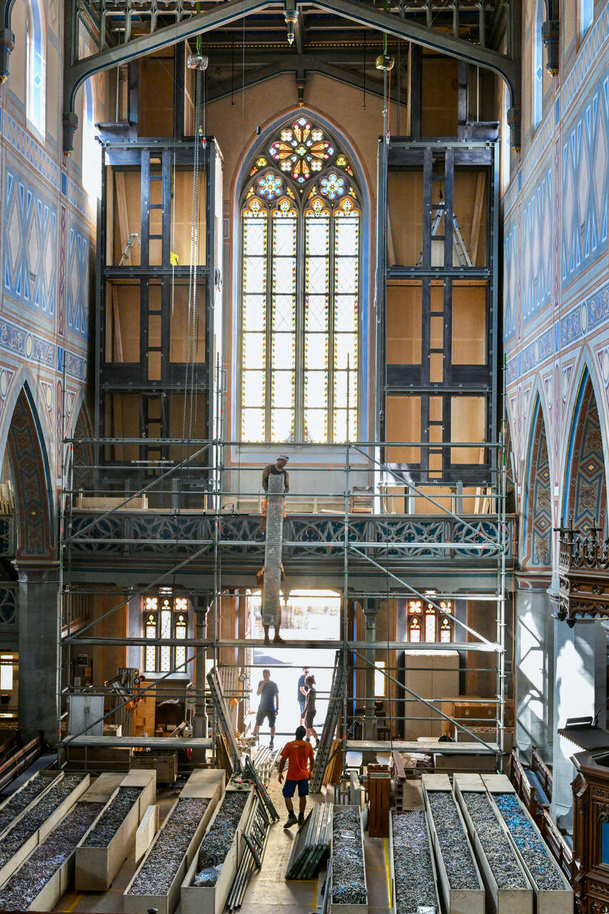 Die Riesenpfeifen für das Basswerk lagern im Kirchenschiff und werden eine nach der andern emporgehievt. Foto: Klaus Stadler