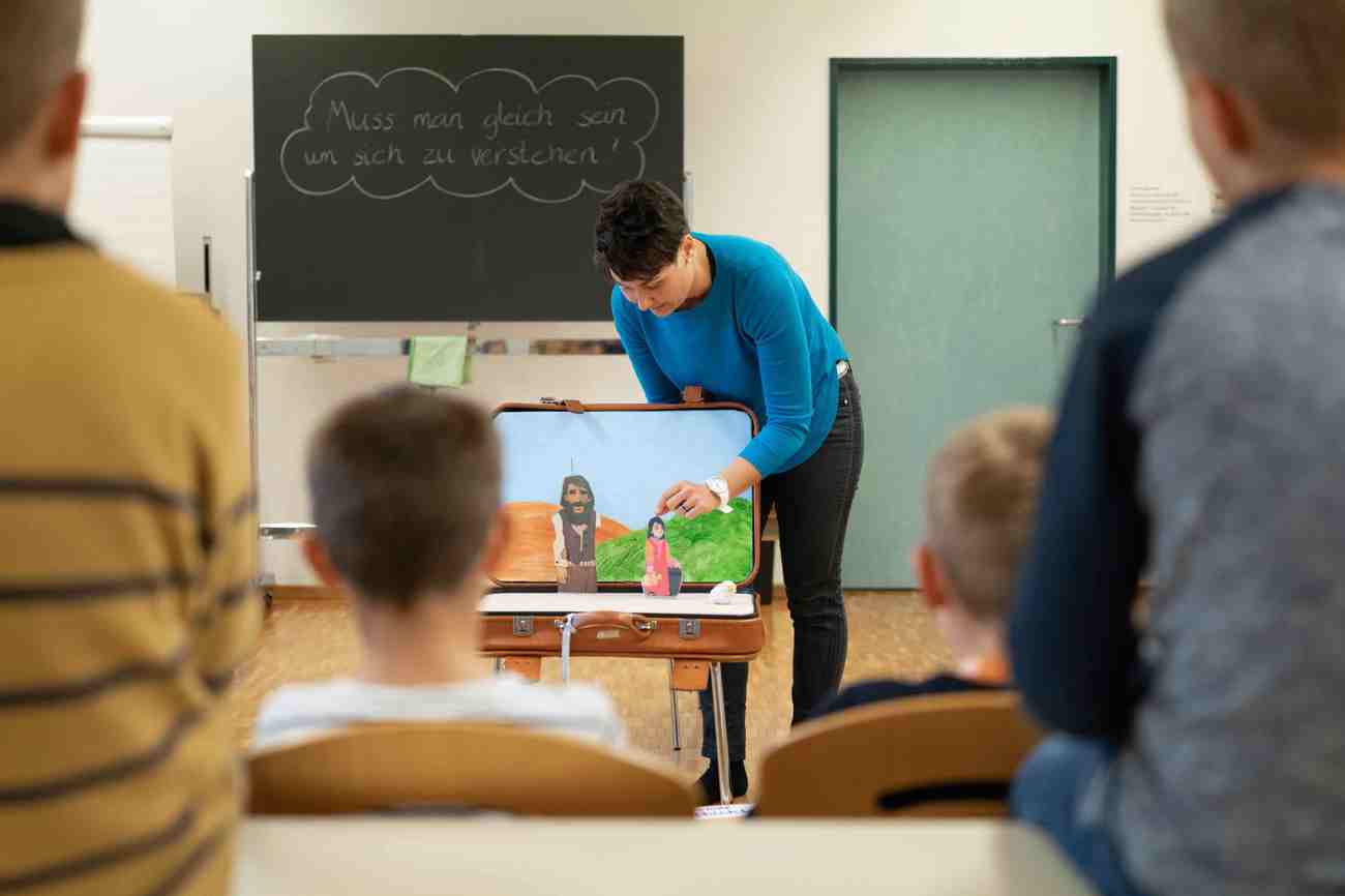 Sie verpackt Werte und weltanschauliche Fragestellungen in spannende Geschichten: Religionslehrerin Lydia Scherrer. Foto: Daniel Ammann