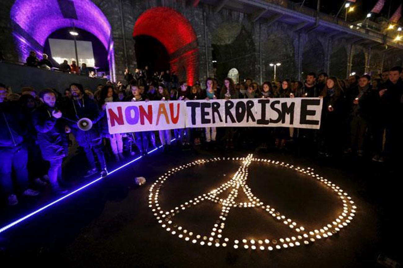 Menschen in Lausanne gedenken der Opfer des Terrors in Paris. | Reuters