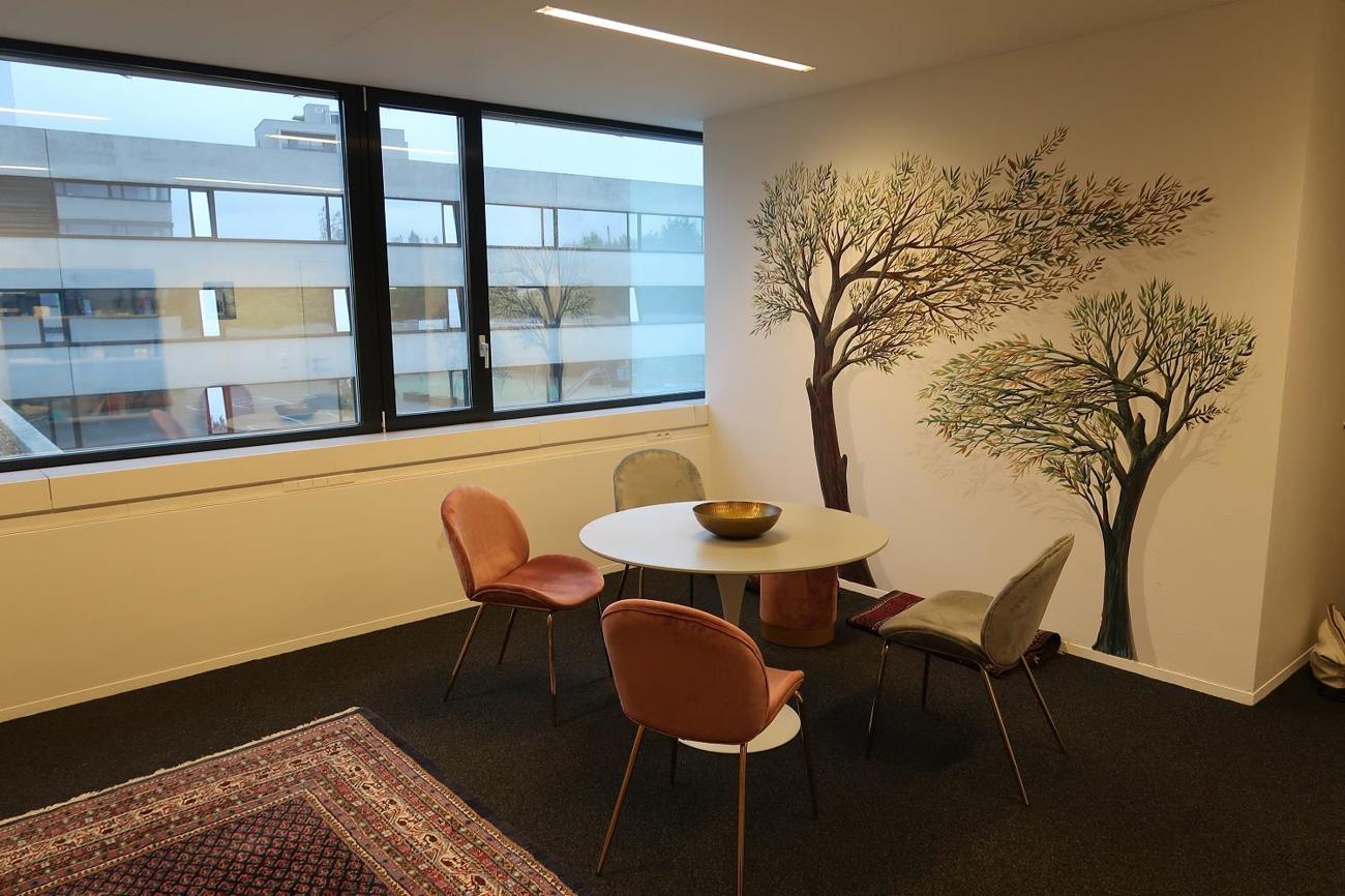 Der Raum der Stille ist bewusst neutral gehalten.