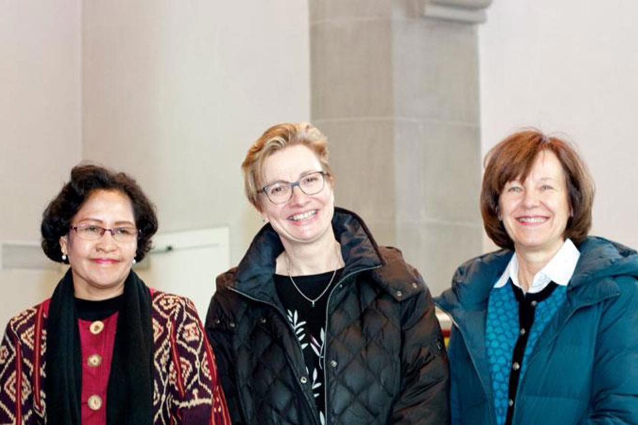 Von links: Die diesjährige Sylvia-Michel-Preisträgerin Mery Kolimon, Präsidentin der Evangelischen Kirche von Timor, Theres Meierhofer-Lauffer, ehemalige Kirchenratspräsidentin des Verbands der reformierten Kirchengemeinden im Kanton Obwalden, und Verena Enzler, Präsidentin der Reformierten Kirche Kanton Solothurn. | Tilmann Zuber