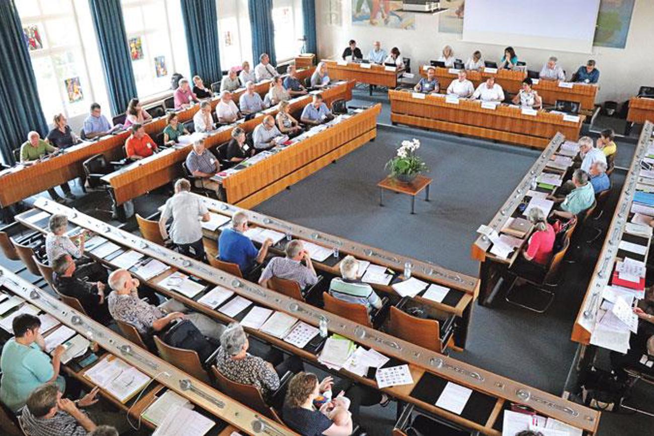 An der Frühjahrssynode diskutierten die Synodalen die neue Kirchenverfassung. Hier im Landratssaal in Liestal. Am nächsten Tag setzten sie die Sitzung in Gelterkinden fort.|erkbl, Damaris Stoltz