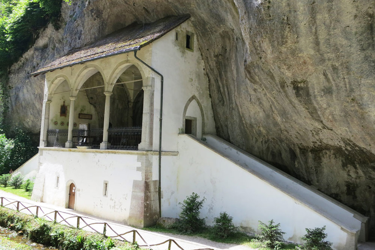 Verwunschen im wahrsten Sinn: Die Verenakapelle wurde direkt in den Felsen der Schlucht gebaut. | Foto: Wikipedia/Paebi/CC BY-SA 3.0