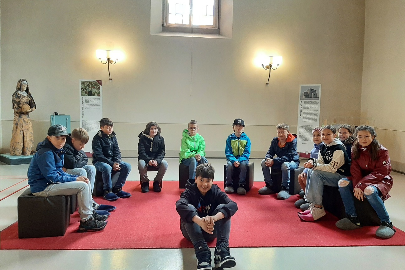Tut einfach mal nichts! Schulklasse in der St.Mangenkirche