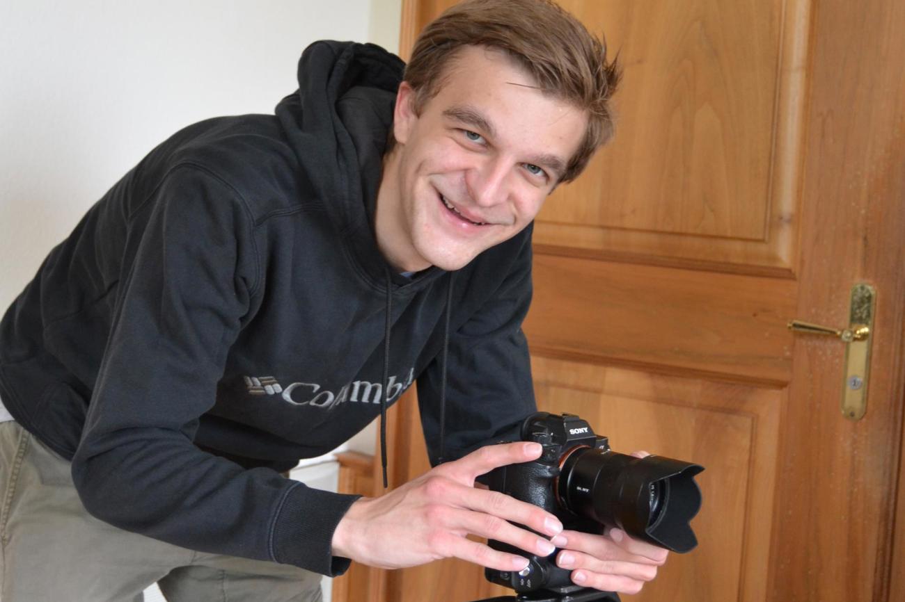 Dario Hässig will mit Videos Botschaften der Landeskirche verständlich rüberbringen. (Bild: Ernst Ritzi)