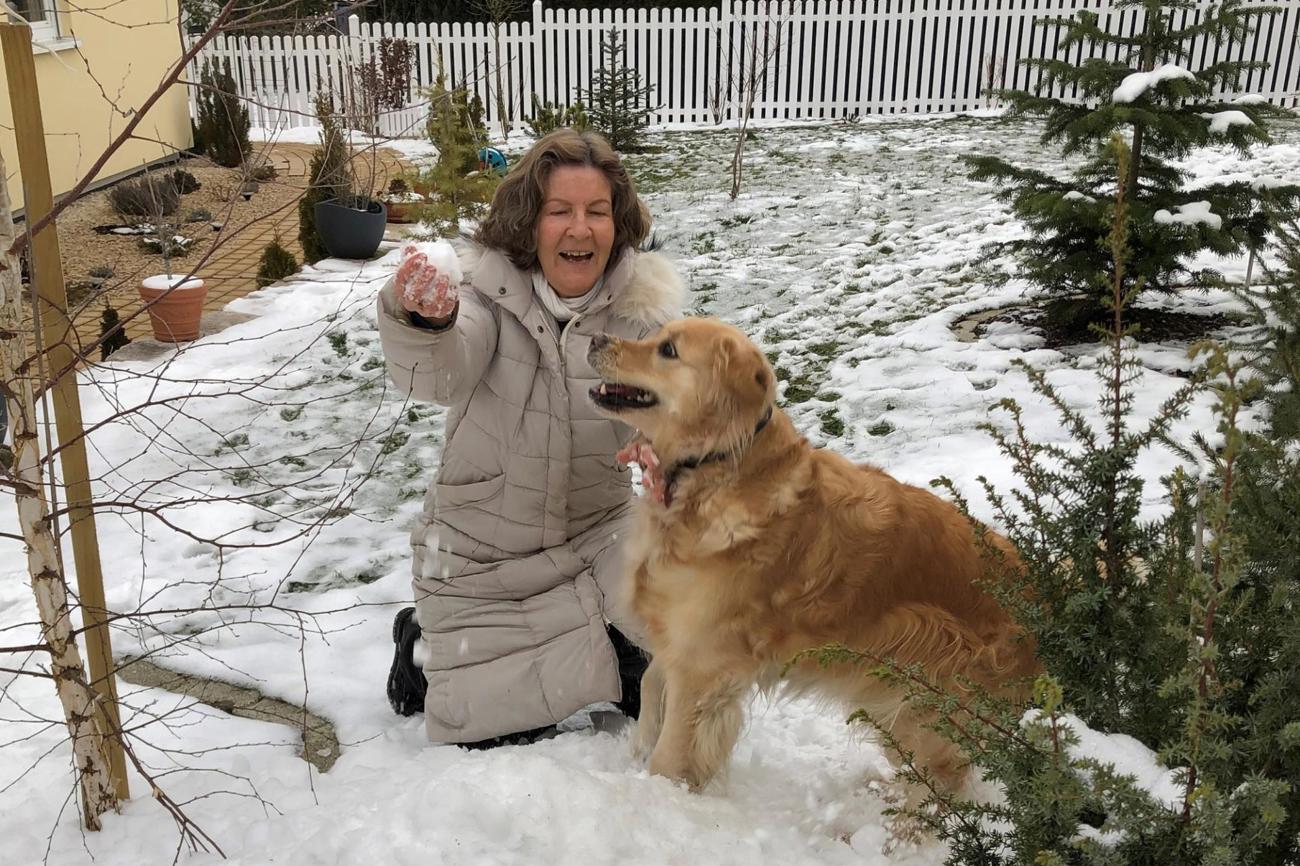 Neuer Lebensabschnitt: Rosemarie Hoffmann tollt mit ihrem Hund Aika in ihrem Garten in Ostrach herum. (Bild: pd)