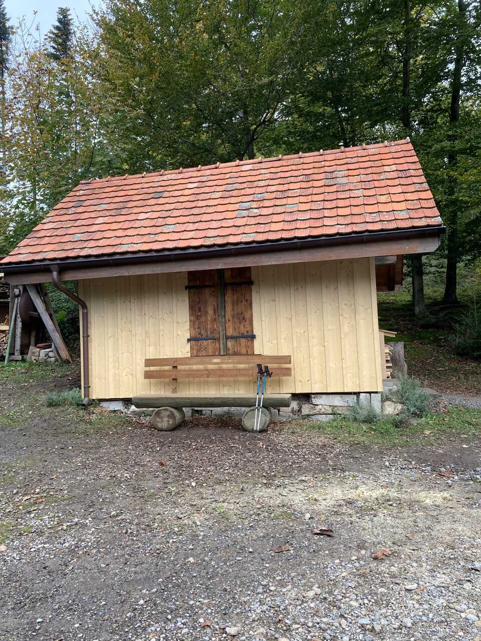 Eine Hütte mitten im Wald mit Holzbank: «Hier kann ich abschalten, mich entspannen und in der Natur wieder Energie tanken», schreibt Lotti Stark aus Andwil. Der 80-Jährigen hat ihr Kraftort schon in vielen schwierigen Situationen geholfen und ihr Lichtblicke in dunklen Stunden gewährt, die das Leben mitbringt. Foto: Lotti Stark
