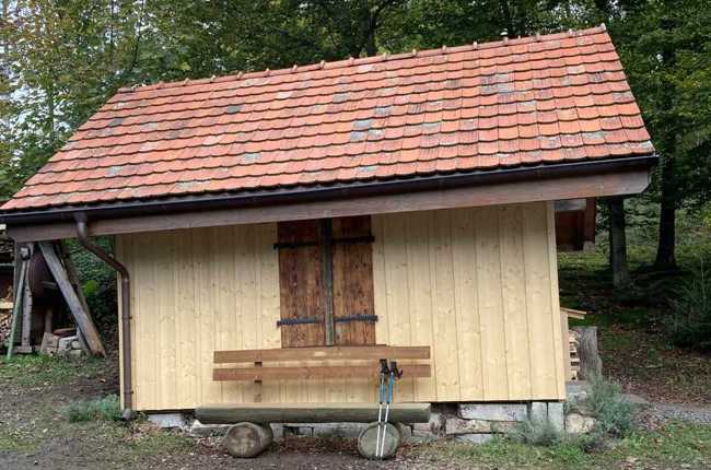 Eine Hütte mitten im Wald mit Holzbank: «Hier kann ich abschalten, mich entspannen und in der Natur wieder Energie tanken», schreibt Lotti Stark aus Andwil. Der 80-Jährigen hat ihr Kraftort schon in vielen schwierigen Situationen geholfen und ihr Lichtblicke in dunklen Stunden gewährt, die das Leben mitbringt. Foto: Lotti Stark