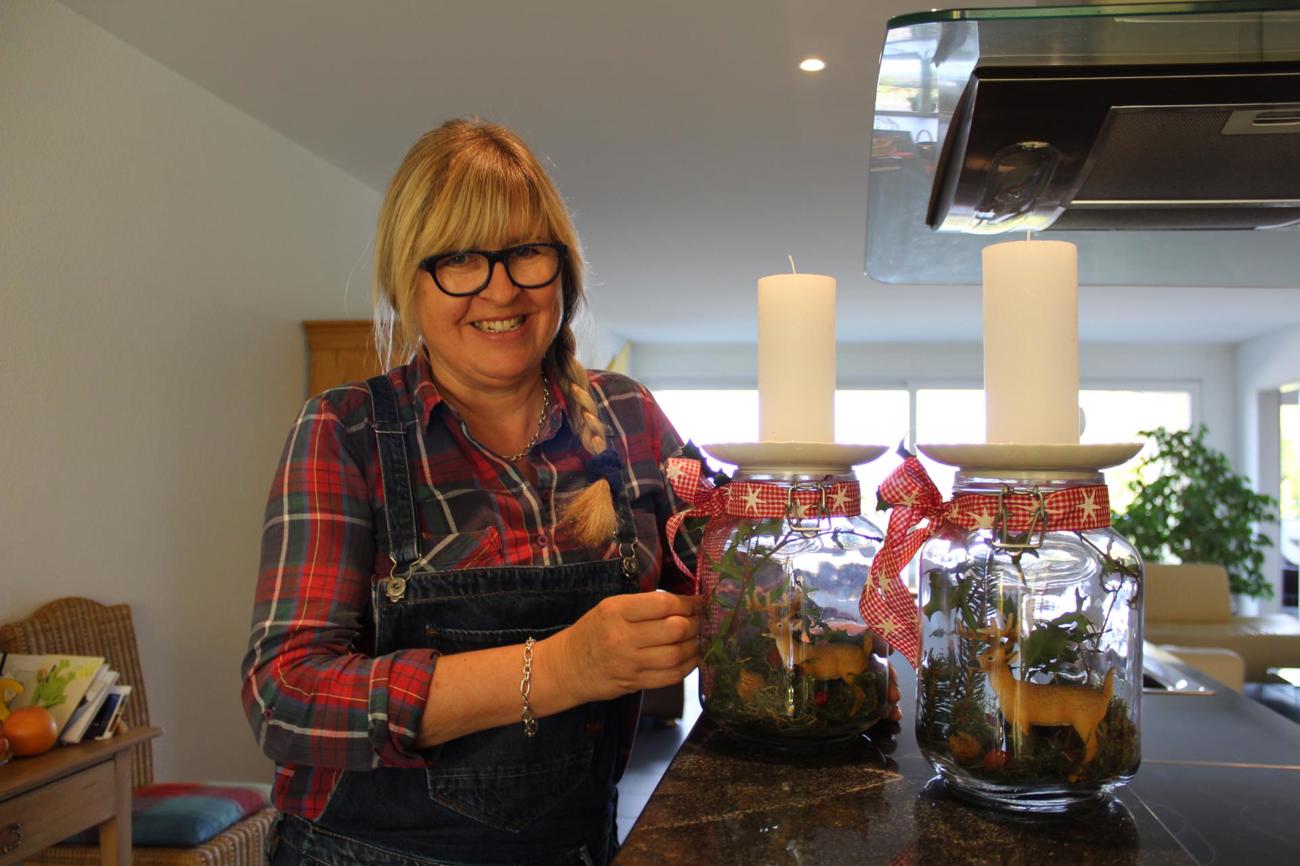 Gudrun Dubi mit ihrer Weihnachts-Dekoration «Wald im Glas». (Bilder: Trudi Krieg)