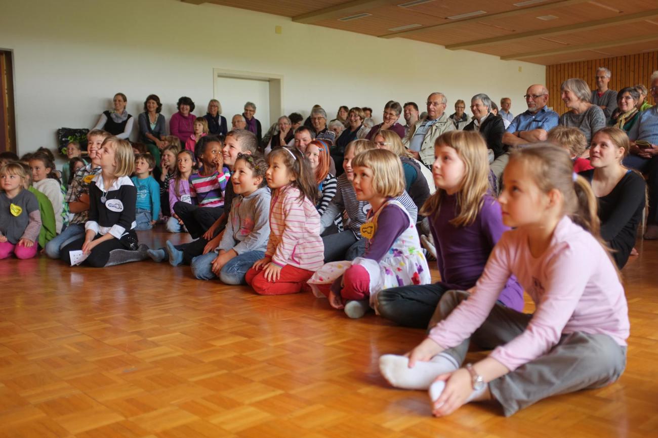 Schon am Kirchensonntag 2013 liessen sich die Kinder in ihren Bann ziehen – nun dürfen Sie auf das Energiebündel Andrew Bond gespannt sein. (Bild: tk)