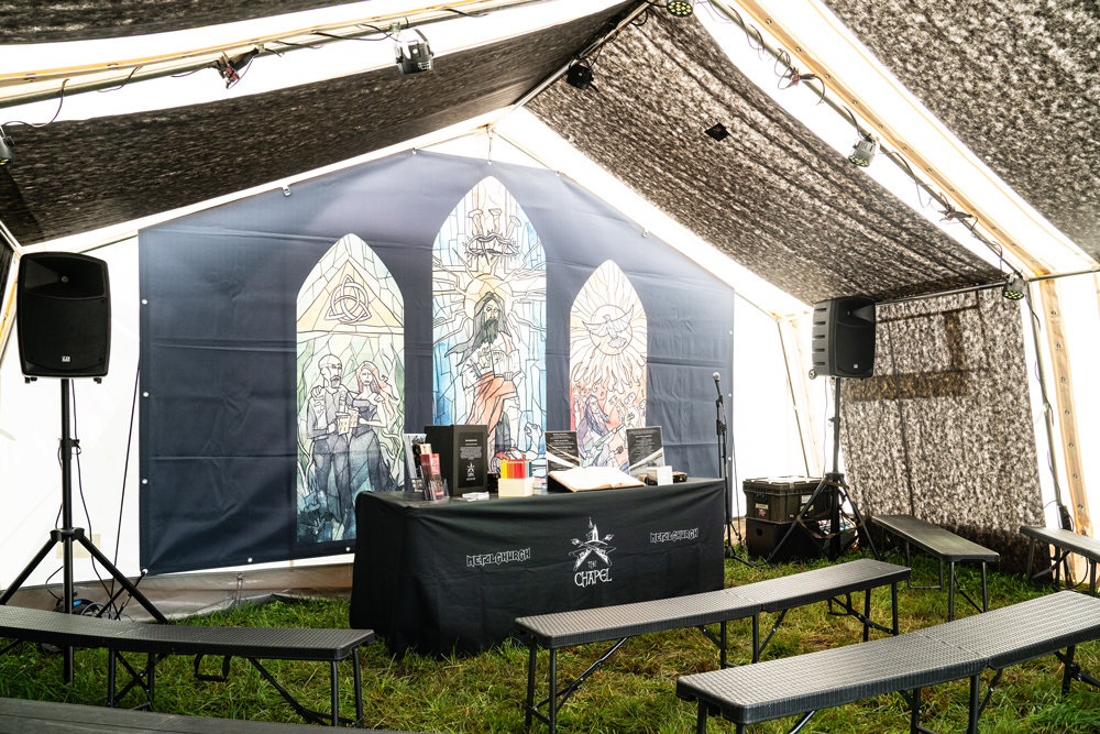 Kirchenbänke, Metal-Altar, Glasfenster-Banner: Die Chapel der Metalchurch ist mitten auf dem Festivalgelände eingerichtet. | Foto: Vera Rüttimann