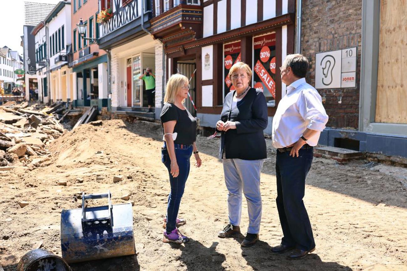 Bei ihrem Besuch im nordrhein-westfälischen Bad Münstereifel am 20. Juli haben Bundeskanzlerin Angela Merkel (Mitte) und Ministerpräsident Armin Laschet (r.) der Bürgermeisterin Sabine Preiser-Marian baldige Finanzhilfen für die von den Überschwemmungen stark getroffenen Menschen versprochen. | epd/Marcel Kusch