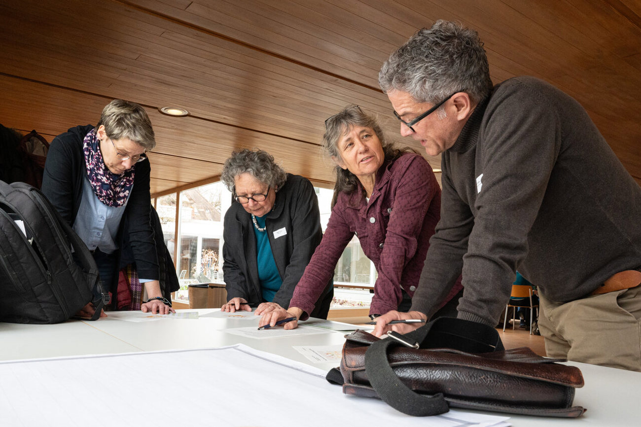 Die Synodalen beugen sich über die Verfassungsfrage. Foto: Andreas Ackermann