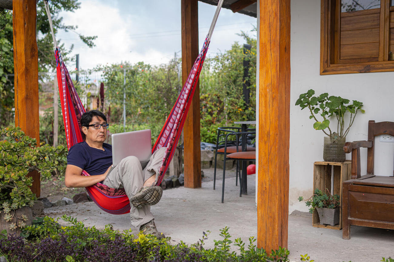 Auf den ersten Blick tönt es traumhaft, zu Hause von der Hängematte aus zu arbeiten. Doch die Entgrenzung von Arbeit und Freizeit kann zur Belastung werden. Foto: istock