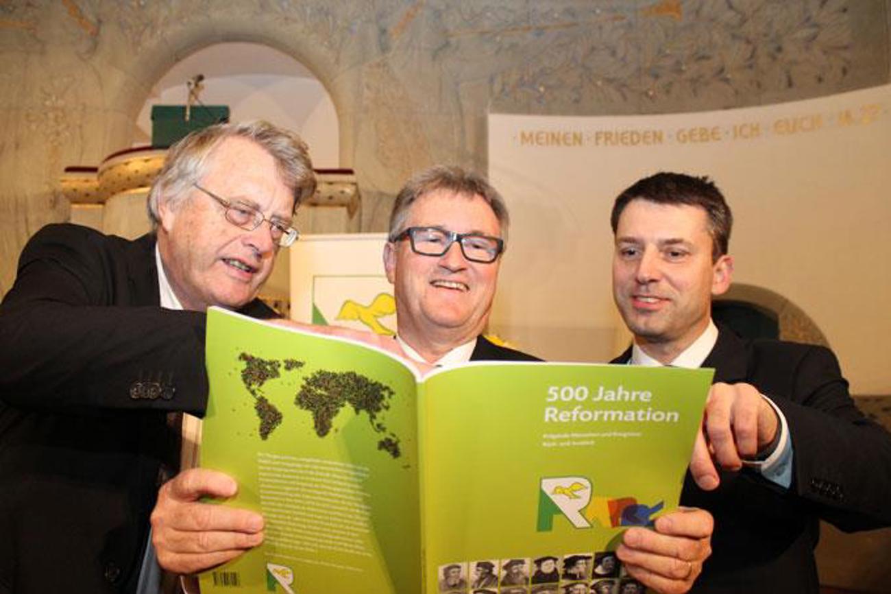 Edi Ulmer, Vereinspräsident des Thurgauer Kirchenboten, Wilfried Bührer, Thurgauer Kirchenratspräsident, und Gottfried Locher, Präsident des Schweizerischen Evangelischen Kirchenbundes (v. l.) entdecken Facetten der Reformation in der neuen Jubiläums-Publikation des Thurgauer Kirchenboten. | sal