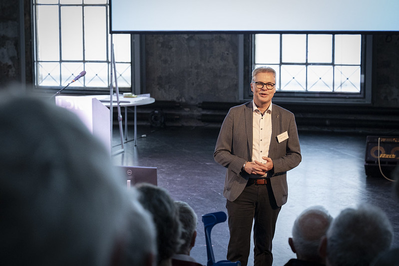 Verfassungsrevision verspätet, Projektkoordinator geht