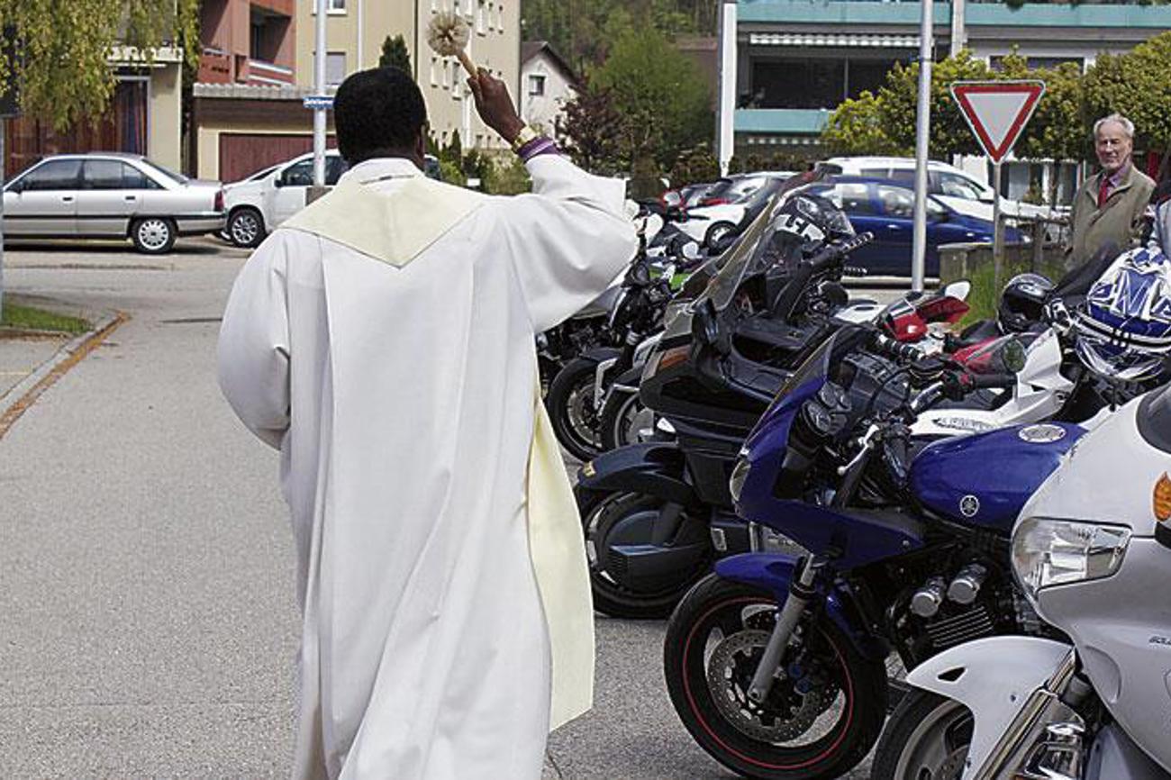 Zeremonie: Der katholische Priester segnet die Maschinen.