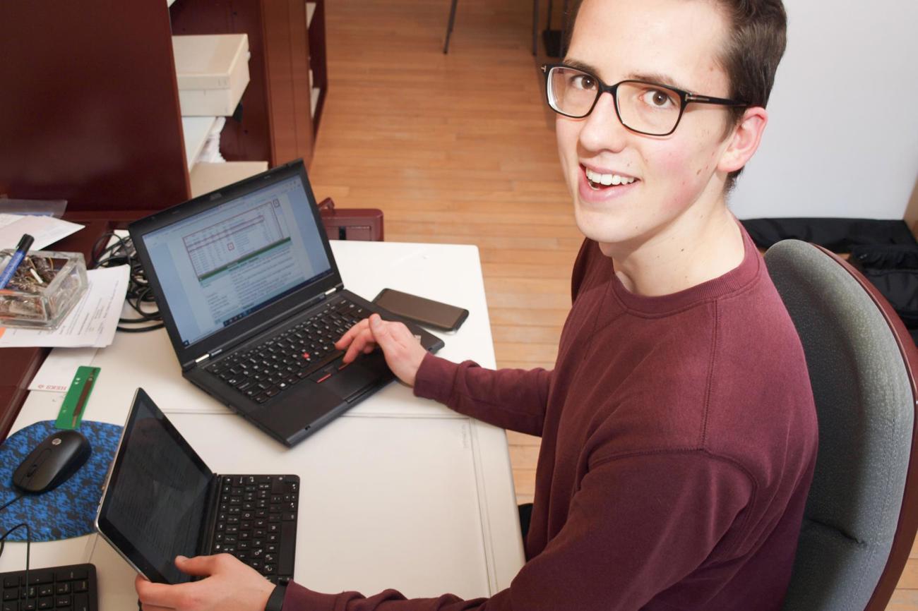 Für Florian Aeberhardt sind Buchhaltung und Finanzplanung kein undurchsichtiger Zahlendschungel. (Bild: Brunhilde Bergmann)