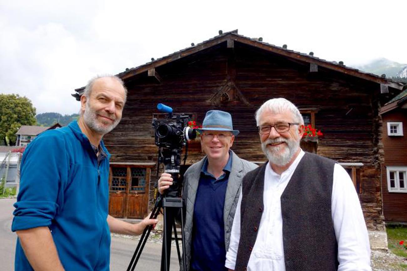 Kameramann Anders Lehmann, Regisseur Rainer Wälde und Produzent Pfarrer Hans Jörg Fehle bei den Dreharbeiten in Wildhaus.