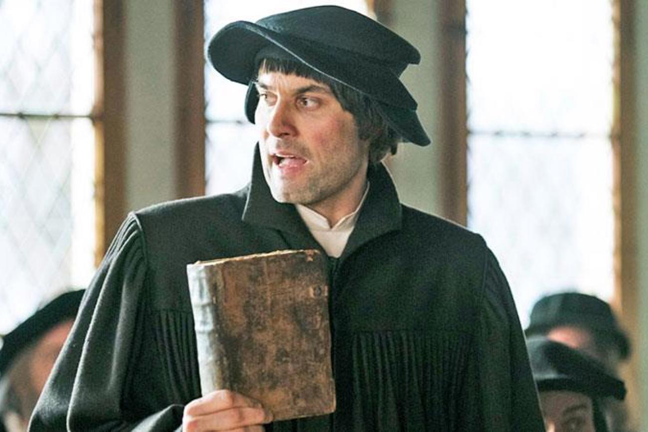 Bei der deutschen Kirche kam Stefan Haupts Film über Huldrych Zwingli, gespielt von Max Simonischek, weniger gut an als bei den übrigen Medien.|Ascot Elite
