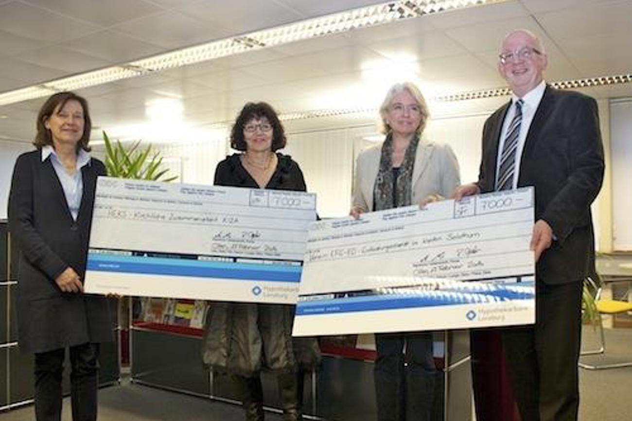 Checkübergabe in Olten: Synodalratspräsidentin Verena Enzler, Annelies Hegnauer vom Heks, Sonja Graber, Geschäftsleiterin Entlastungsdienst, und Synodalrat Markus Leuenberger.