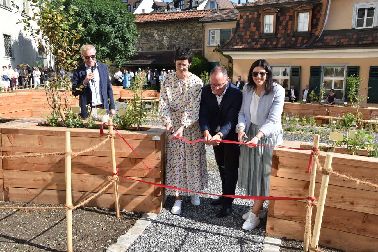 Regierungsrätin Susanne Hartmann (links) und Regierungsrätin Laura Bucher (rechts) mit Landschaftsarchitekt Christian Hänni (Mitte) sowie Stiftsarchivar Peter Erhart am Mikrofon.