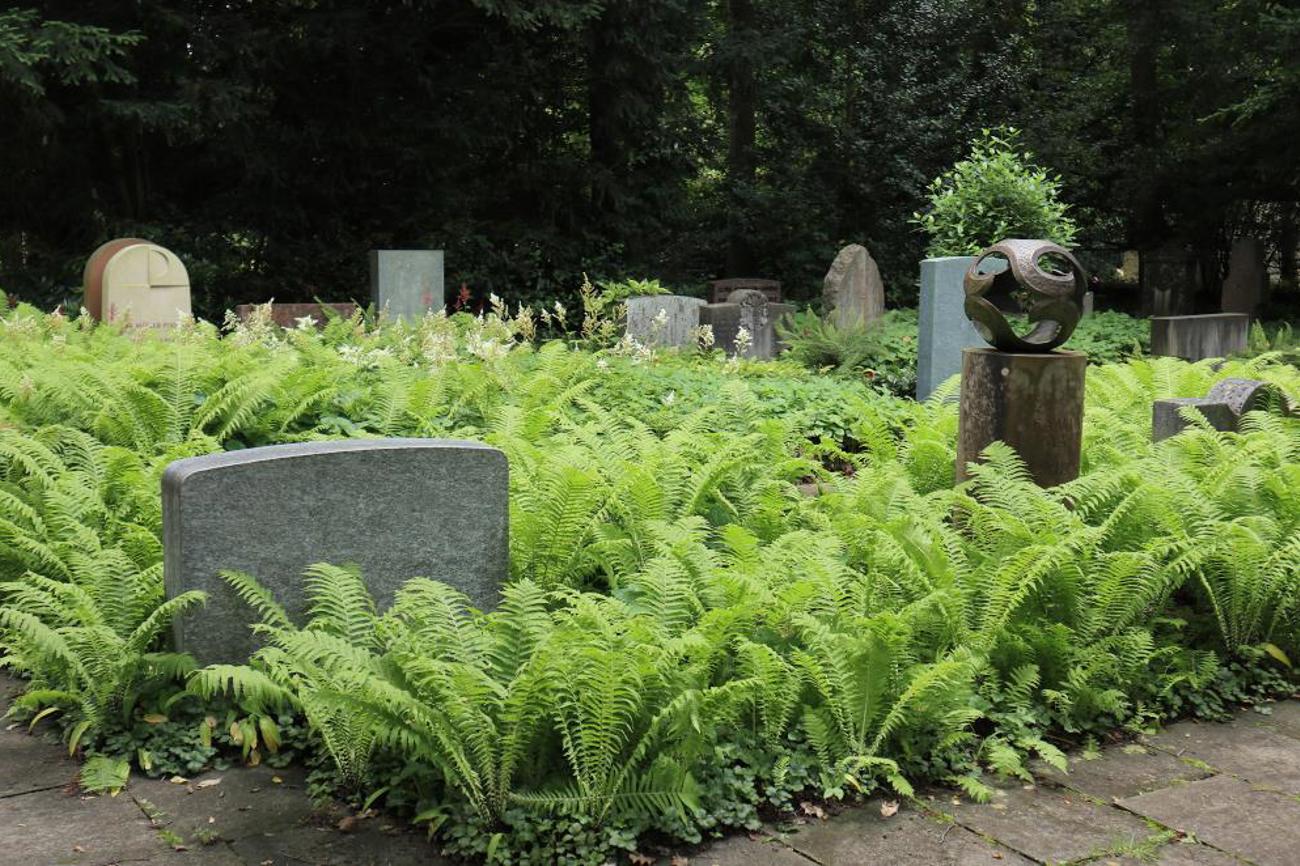 Verwunschen anmutende Gräber zwischen üppigen Farnen. | Karin Müller