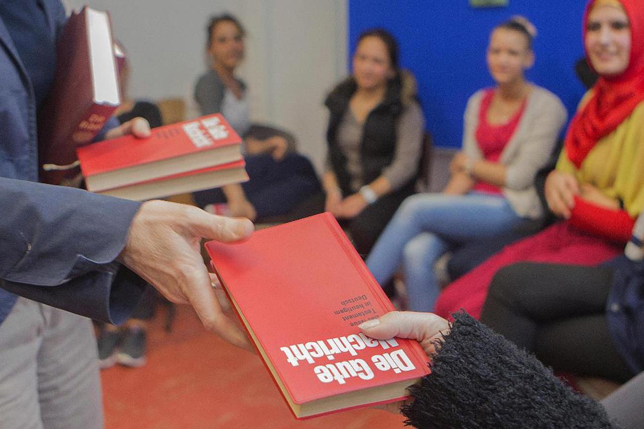 Schülerinnen erhalten im Religionsunterricht die Gute Nachricht Bibel.|epd-bild