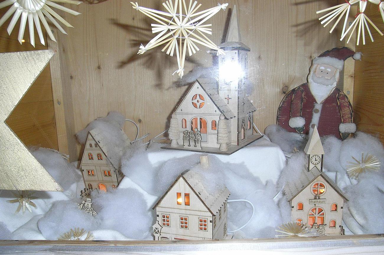Der Fantasie sind bei den Adventsfenstern keine Grenzen gesetzt. Bild Archiv Gret Menzi
