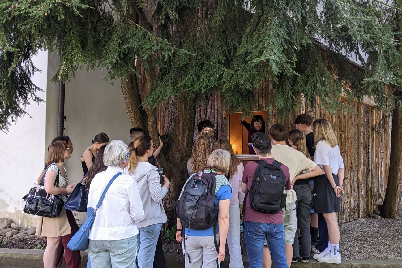 Schulklassenführung zur Zelle der Inklusionen.