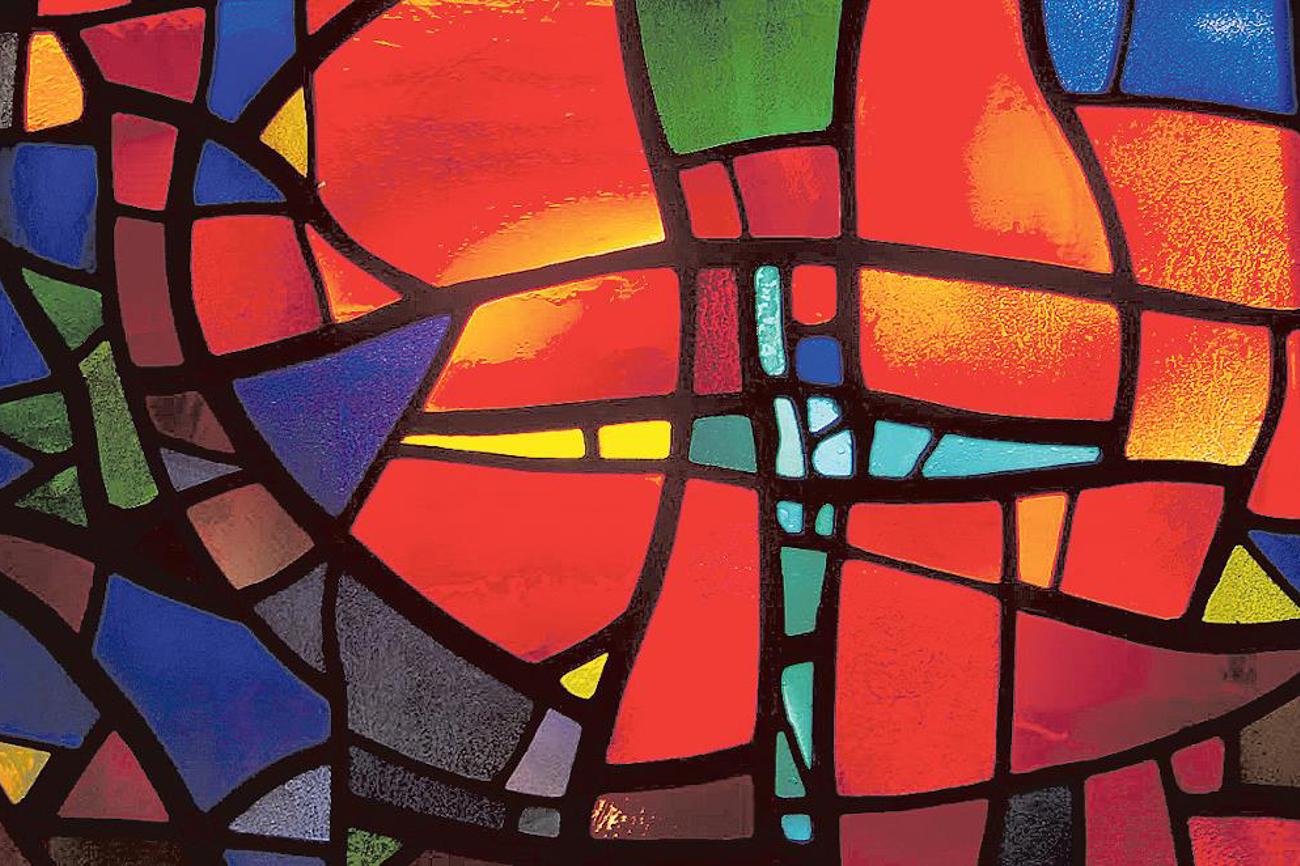 Violett und Zinnoberrot als Sinnbild für das Leiden Christi. Frère Marcs Kirchenfenster in der reformierten Kirche Uznach.