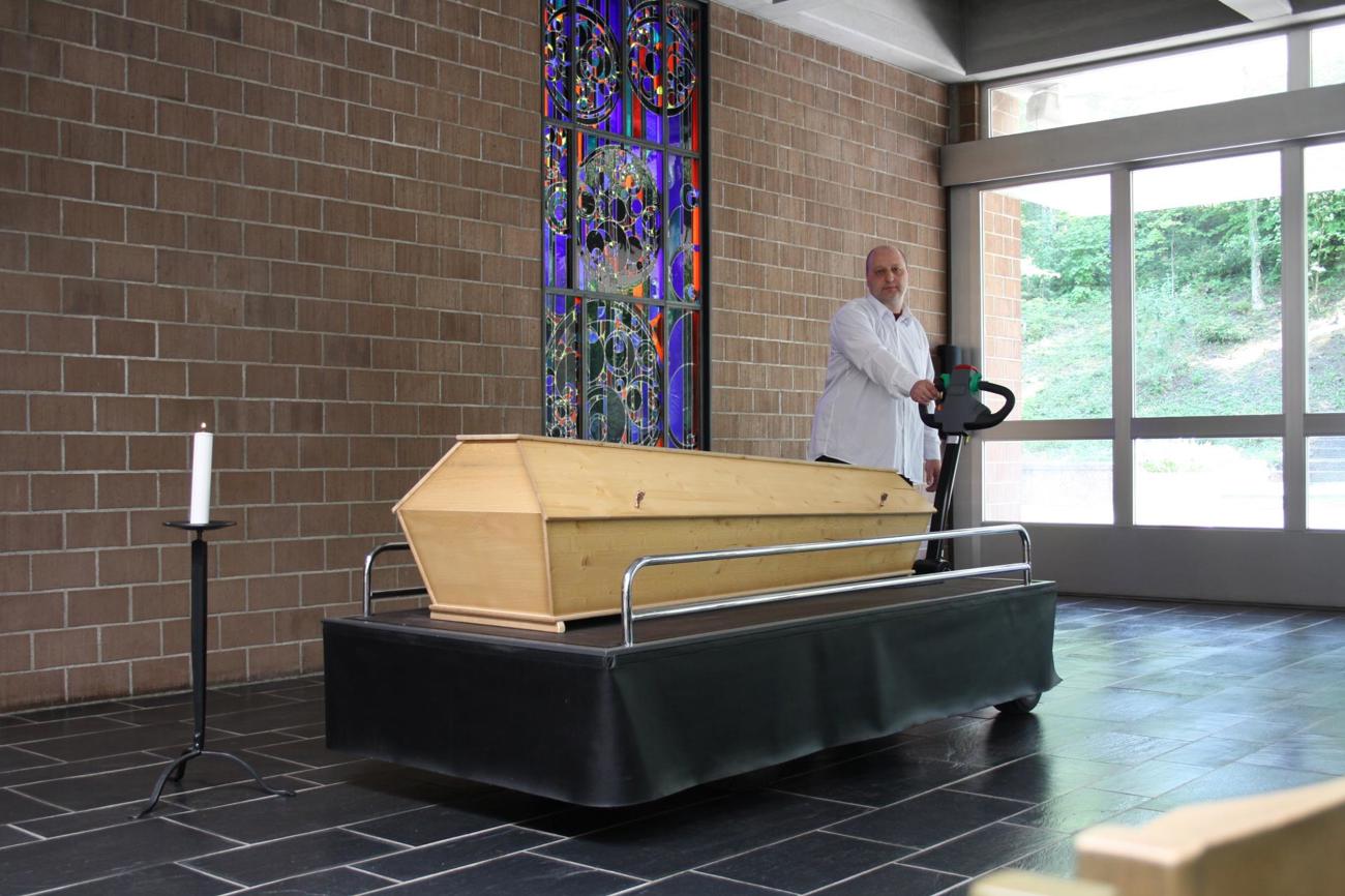 Die Arbeit rund um den Tod gehört zum Alltag von Bestatter Markus Marghitola. Trotz der vielen traurigen Momente sei es eine schöne und dankbare Arbeit. (Bild: Micha Rippert)