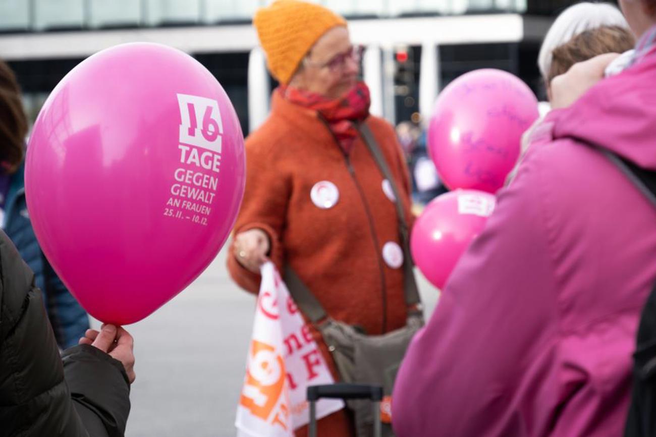 Momentaufnahme des Flashmobs in Bern zur Kampagne «16 Tage gegen Gewalt an Frauen».|Nathalie Jufer