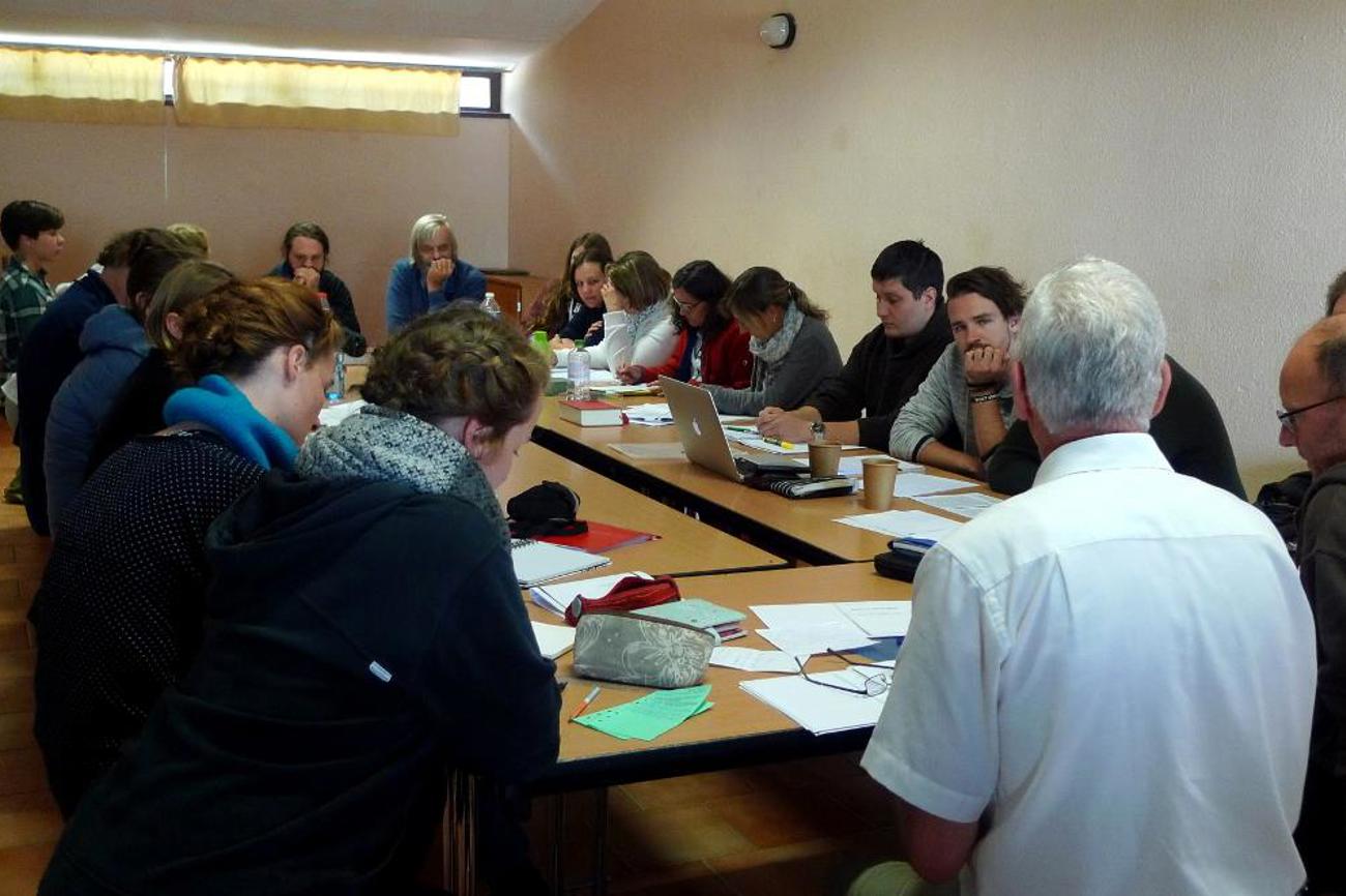 Taizé für Akademiker: «Das Seminar war eine intensive Erfahrung, physisch, psychisch und mental. Die Gottesdienste mit den repetitiven Gesängen, die schlichte Bibellesung und das gemeinsame Stillsitzen. Man kann sich dem Geschehen kaum entziehen.» Lilian Gächter (55) | Esther R. Suter