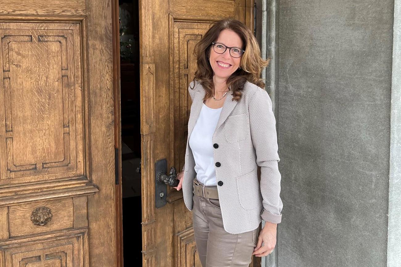 Ruth Pfister öffnet symbolisch die Kirchentüren für Kinder und Jugendliche, indem sie altersgerecht motiviert und günstige Rahmenbedingungen schafft. (Bild: zVg)