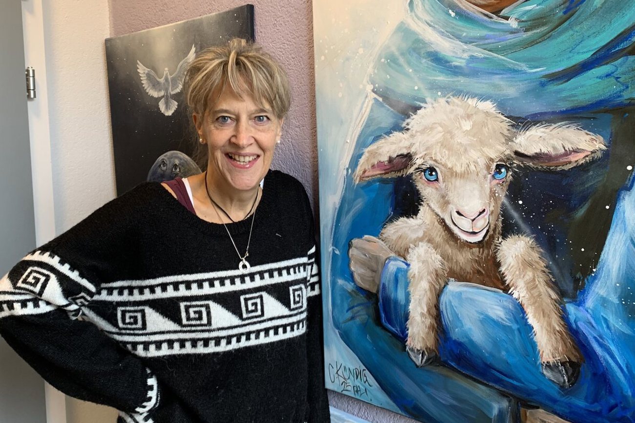 Die Künstlerin Claudia Kündig wandelt mit dem Pinsel Bibeltexte in Bilder um. Hier das Gleichnis vom verlorenen Schaf. Foto: Martina Seger-Bertschi