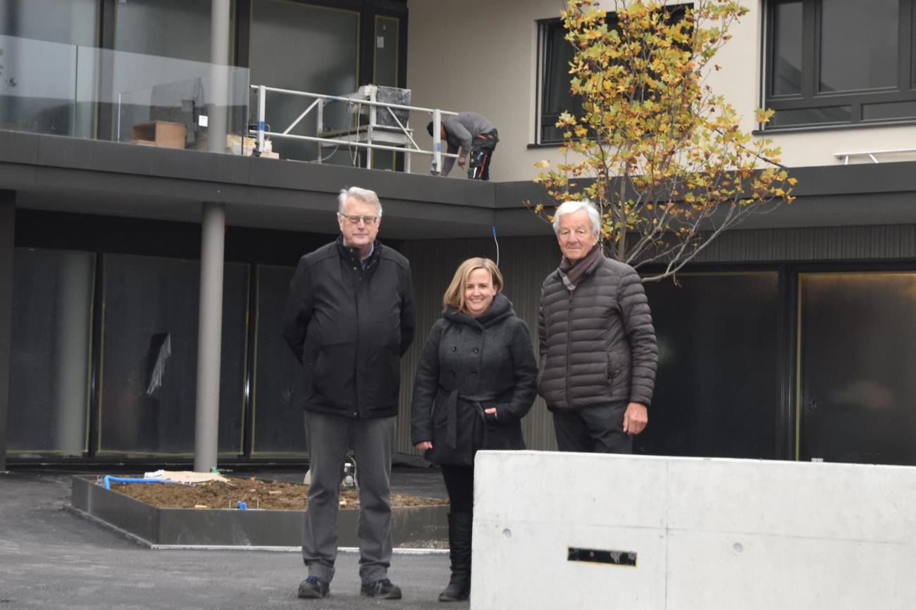 Die Vorbereitungen für die Fertigstellung des Dorfzentrums laufen auf Hochtouren – Edi Ulmer (links), Evelyn Hössli und Jörg Müller freuen sich, dass bald Leben einkehren wird. (Bild: Jana Grütter)
