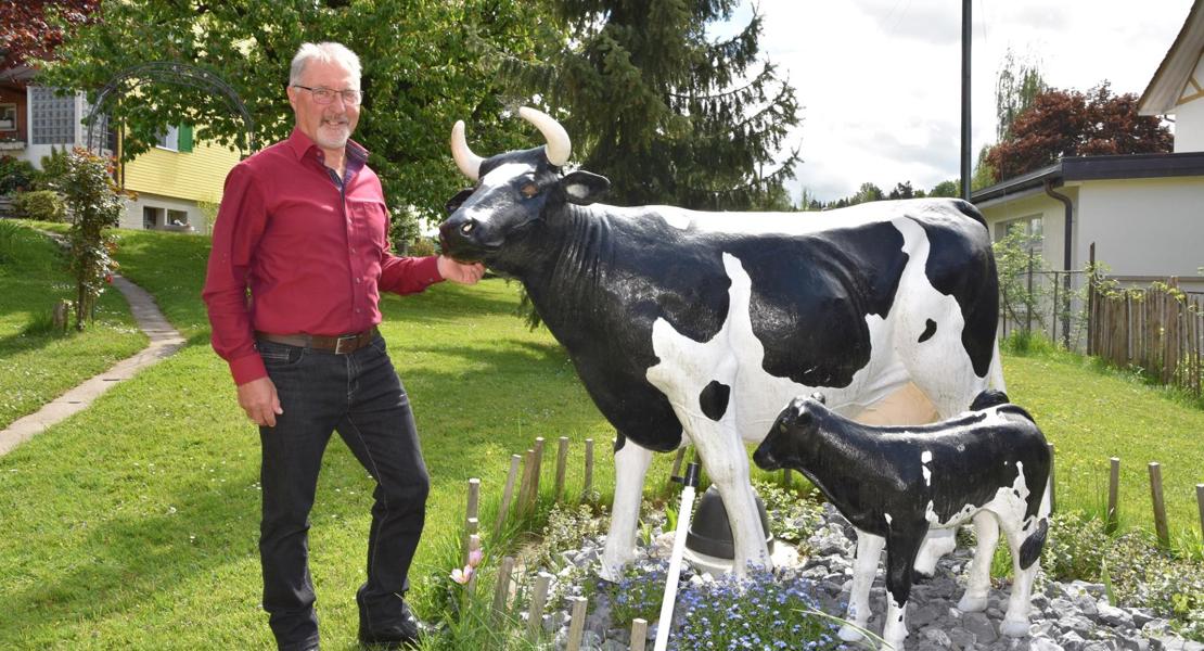 Eine Skulptur im Garten erinnert Rolf Ziegler an seine Milchkühe, die er vor einem halben Jahr abgegeben hat. (Bild: Cyrill Rüegger)