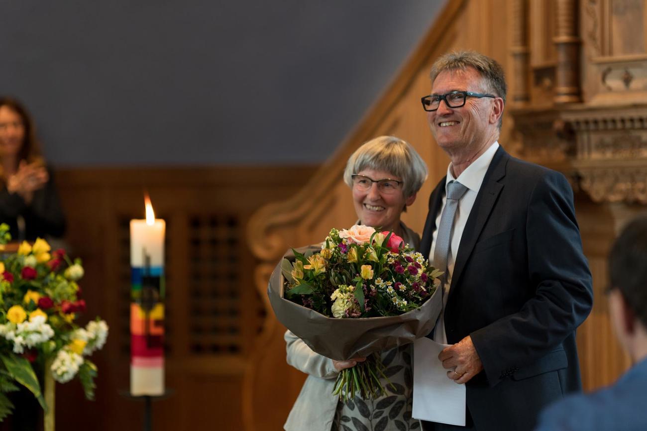 Pfarrer Wilfried Bührer und seine Frau Hanny wurden von der Festgemeinschaft mit viel Applaus verabschiedet. (Bild: Sandro Kohlert)