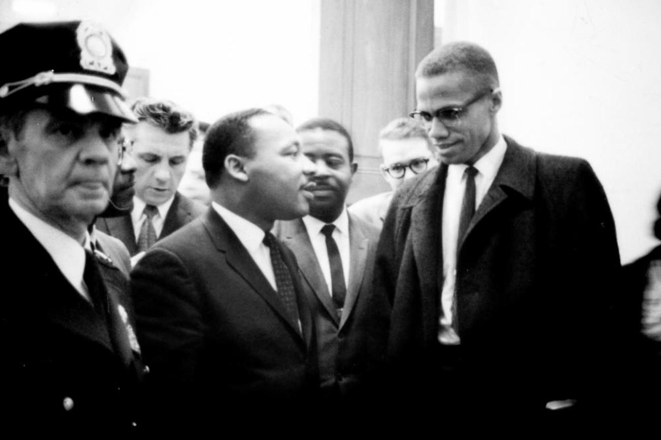 Martin Luther King Jr. und Malcolm X (rechts) vor einer Pressekonferenz am 26. März 1964.|Marion S. Trikosko/wikimedia