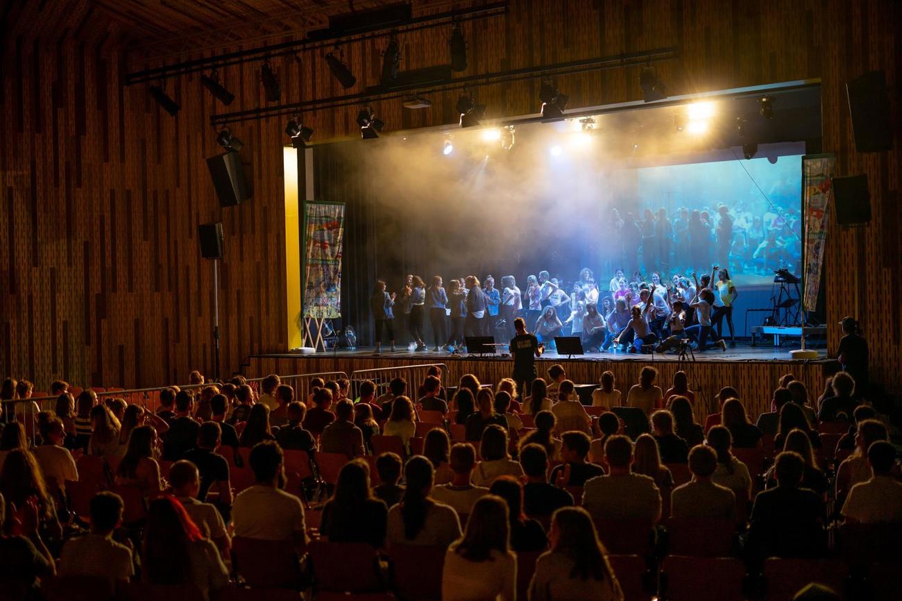 Die Jugendlichen im Pentorama verfolgten gebannt das Programm mit Predigt und Musik.