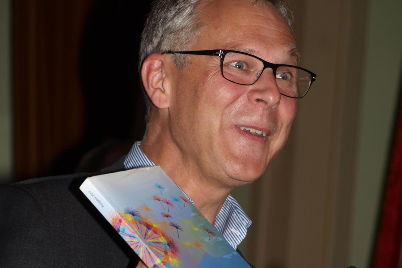 «Mitdenken und mitformulieren»: Pfarrer Christoph Weber-Berg sprach als Gasteferent über reformulierten Glauben. Von der Synode erhielt er ein Liederbuch. (Bild: brb)