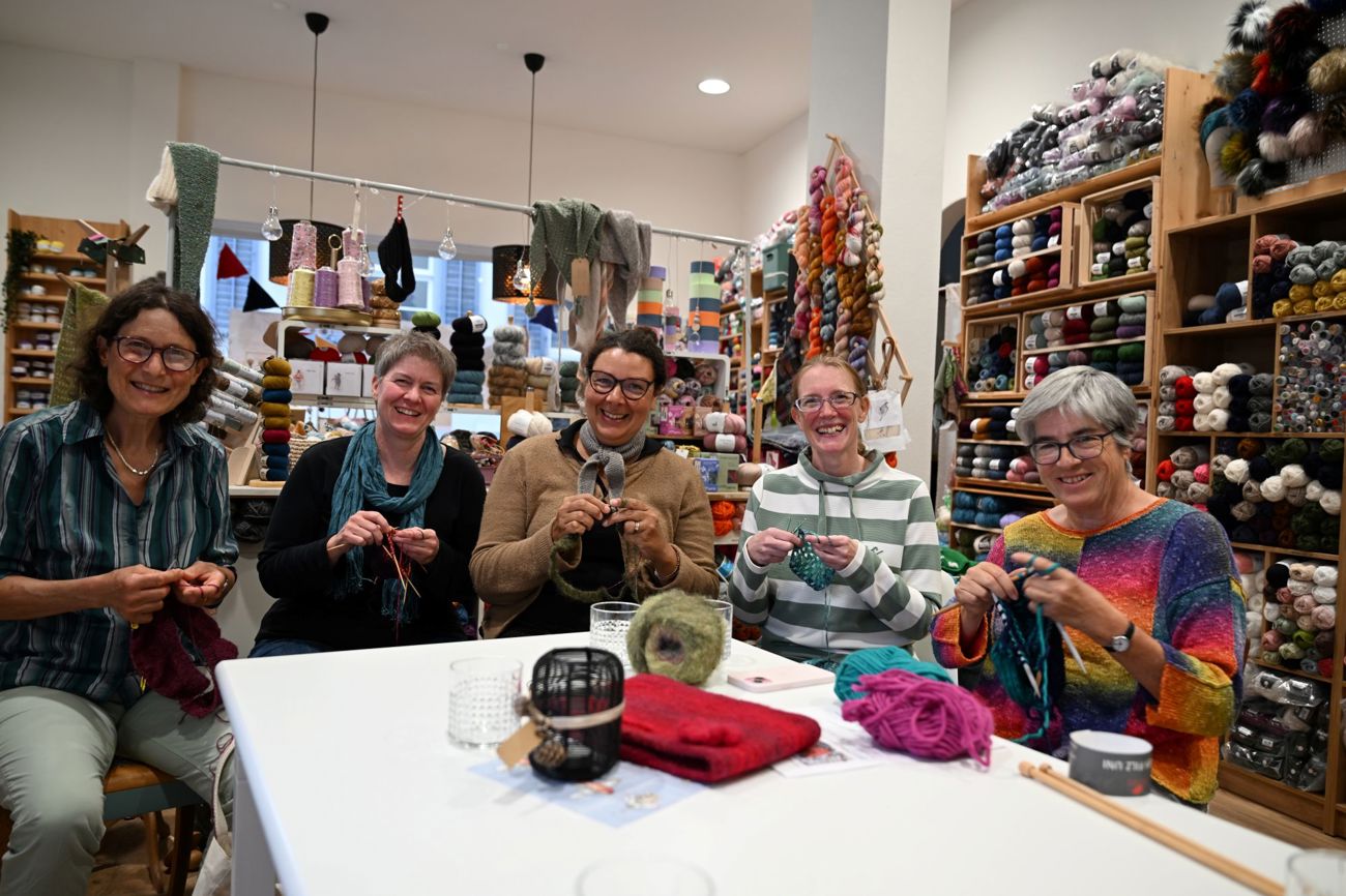 Maschen zählen, Muster lesen und zwischendurch noch reden und lachen – das ist Gehirnjogging und macht (v. l.) Annette Keller, Claudia Hug, Nicole Mante, Heike Kramer und Erika Müller Freude.