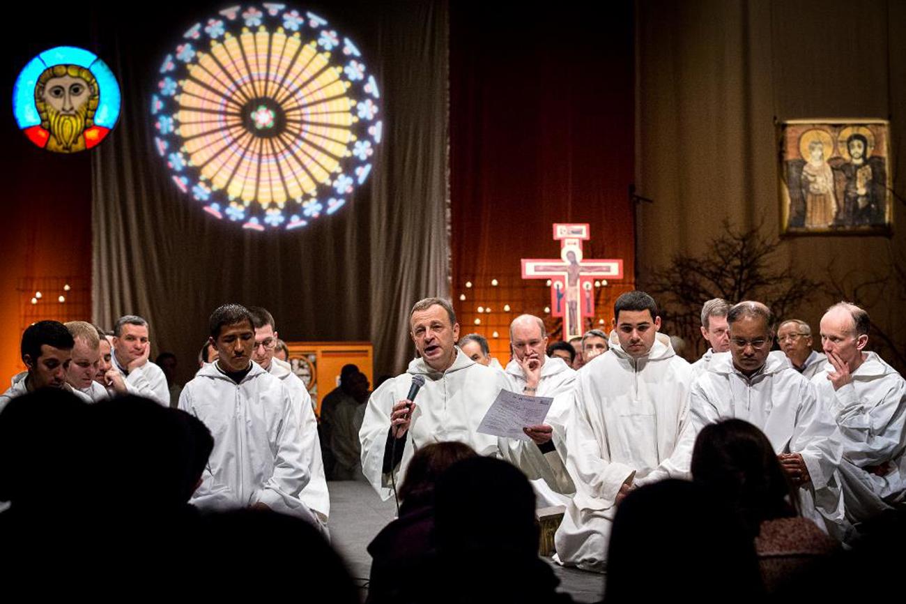 Frère Alois, Prior der Communauté von Taizé (mit Mikrofon), und Mitbrüder am 36. Europäischen Jugendtreffen in Strassburg. | wikimedia/Claude Truong-Ngoc/cc-by-sa