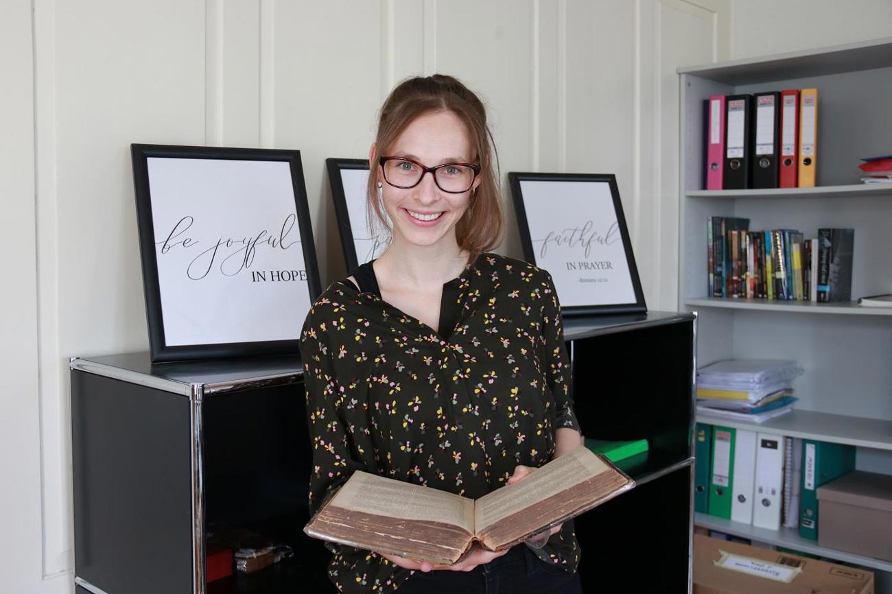 Nathanja Baumer-Schuppli in ihrem Büro im Pfarrhaus in Felben-Wellhausen, wo sie am 1. September das Amt als Pfarrerin antritt. (Bilder: Claudia Koch)