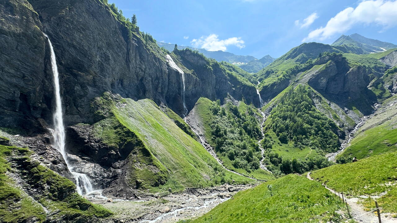«Mindestens einmal pro Jahr zieht es mich hinauf, hinter Weisstannen zur Rückseite des Pizols. Weil ich dort die wundersame Wasserfallarena von Batöni finde», schreibt Rolf Kühni, Pfarrer i. R., Sargans. «Wo es braust und saust. Wo es tönt und dröhnt. In mir drin aber wird es ganz ruhig.» Die Fragen des Alltags seien für einige Zeit klitzeklein und Kühnis Seele lobt Gott für sein gewaltiges Schöpfungswerk. Am eindrücklichsten zeige sich die Gegend während der Schneeschmelze.