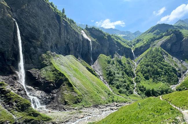 «Mindestens einmal pro Jahr zieht es mich hinauf, hinter Weisstannen zur Rückseite des Pizols. Weil ich dort die wundersame Wasserfallarena von Batöni finde», schreibt Rolf Kühni, Pfarrer i. R., Sargans. «Wo es braust und saust. Wo es tönt und dröhnt. In mir drin aber wird es ganz ruhig.» Die Fragen des Alltags seien für einige Zeit klitzeklein und Kühnis Seele lobt Gott für sein gewaltiges Schöpfungswerk. Am eindrücklichsten zeige sich die Gegend während der Schneeschmelze.