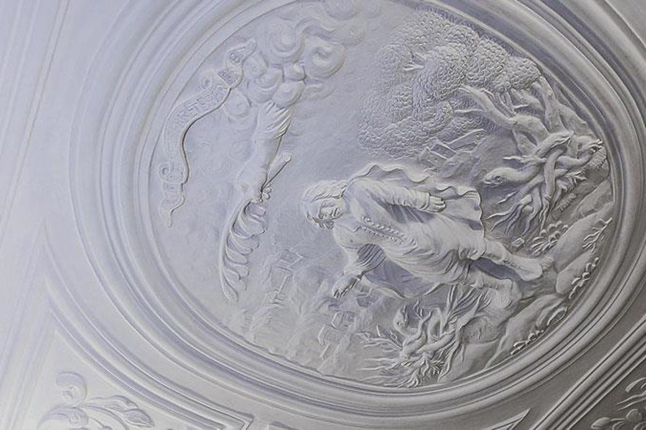 Das Hugenottenmedaillon wurde vor 329 Jahren für die Stuckaturdecke im «Grossen Haus» am Schaffhauser Fronwagplatz gefertigt. |Leutert