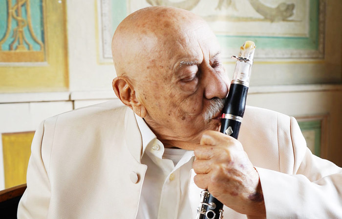 Der alte Mann, seine Klarinette und eine Mission für den Frieden