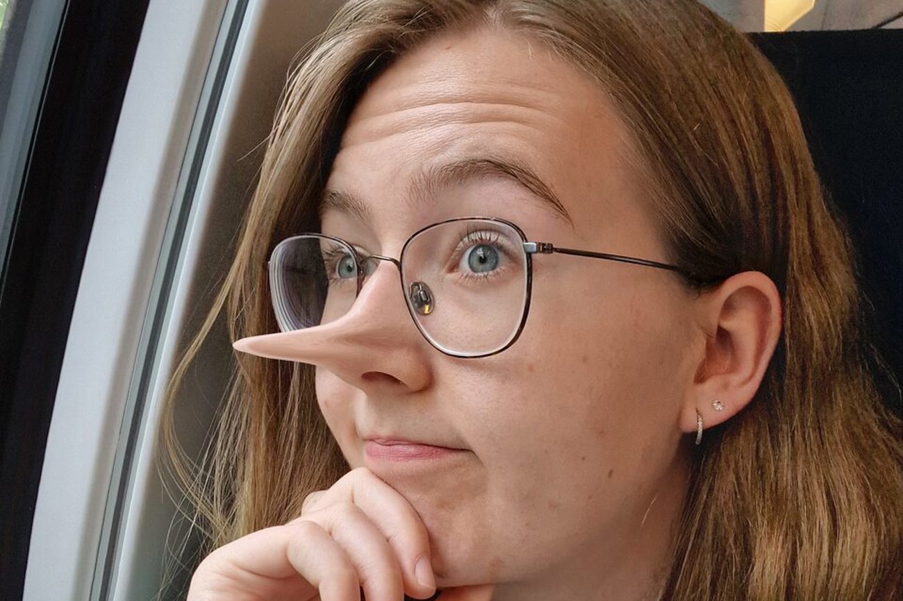 Sam de Keijzer, Jugendarbeiterin in der Kirchgemeinde Berneck-Au-Heerbrugg mit Pinocchionase. Nur einmal schrammte sie in den fünf Tagen haarscharf an einer Lüge vorbei. Foto: zvg